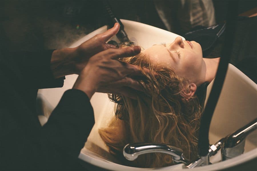 Masaż skóry głowy podczas szkolenia Head SPA